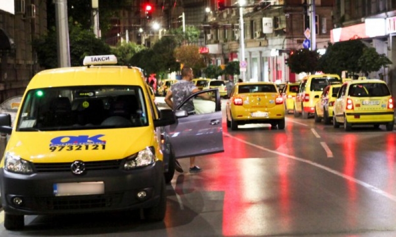 Таксиджии пропищяха от паркирали наглеци на стоянките им