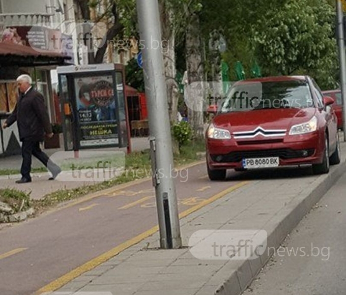 Бивш шеф на полицията в Пловдив направи показно! Паркира върху велоалея СНИМКИ