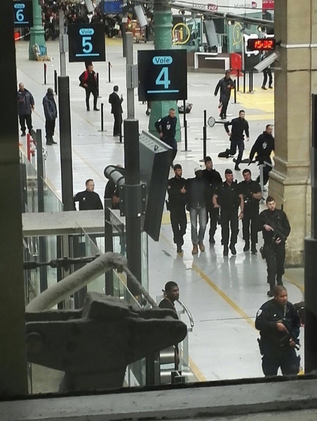 Въоръжен с нож мъж предизвика паника на гара в Париж СНИМКИ