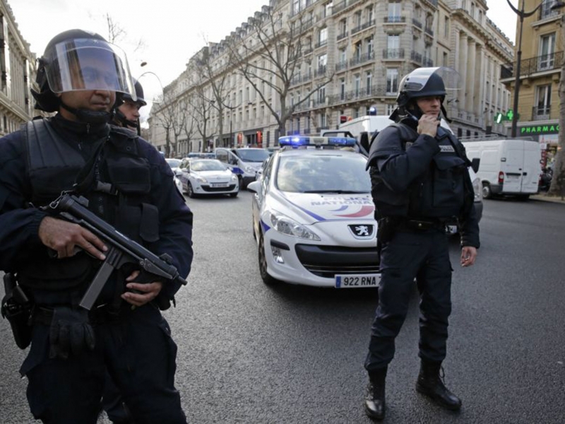 Евакуираха избирателна секция във Франция заради кола-бомба