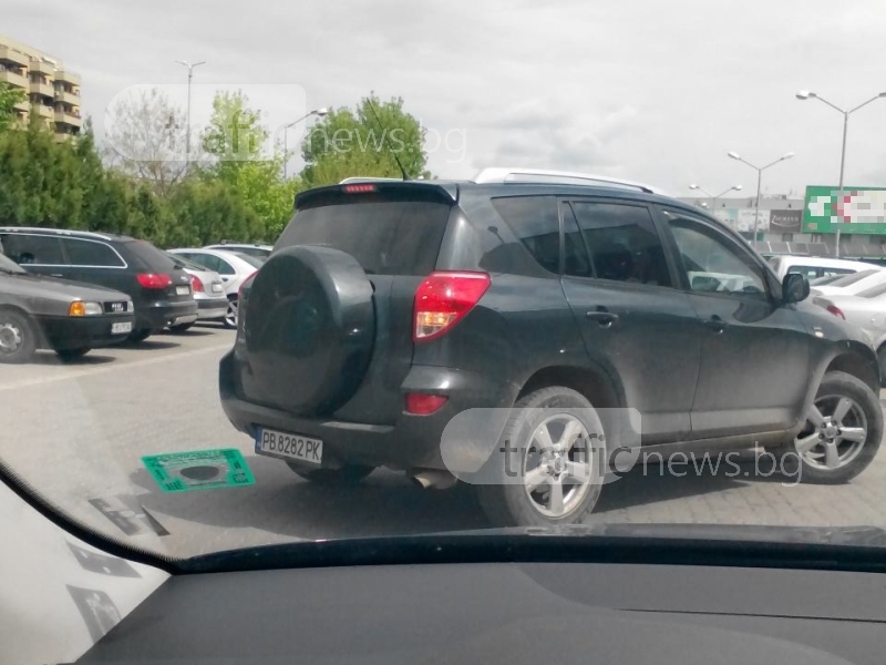 Екшън на паркинг в Пловдив: Шофьор с бременна в колата крещи по друг водач СНИМКИ