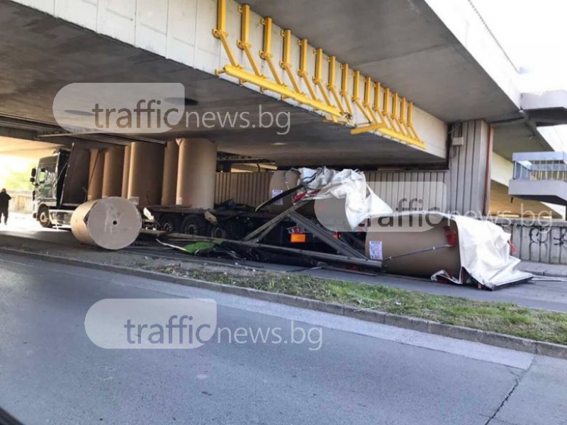 Шофьор навря едрогабаритното си возило под мост в Пловдив и се заклещи СНИМКИ