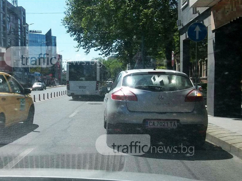 Софиянец спря насред “6 септември“, блокира половината булевард СНИМКИ