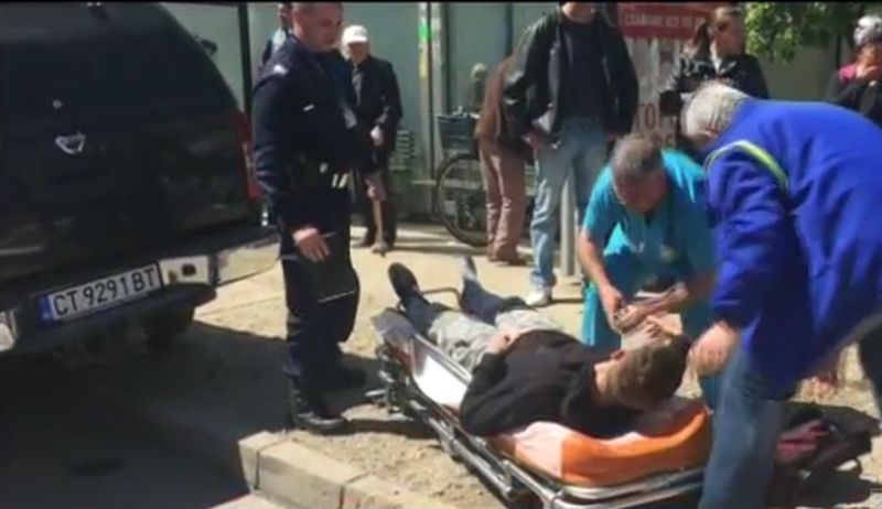 Тежка катастрофа в Казанлък! Джип помете двама пешеходци на тротоар ВИДЕО