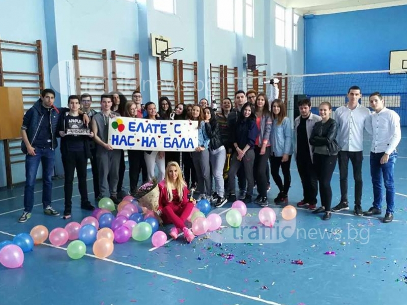 Най-красивата класна в Пловдив получи покана за бала от учениците си СНИМКИ