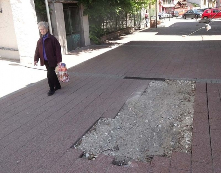 Огромна дупка зее втори месец в туристическата зона на Пловдив СНИМКИ