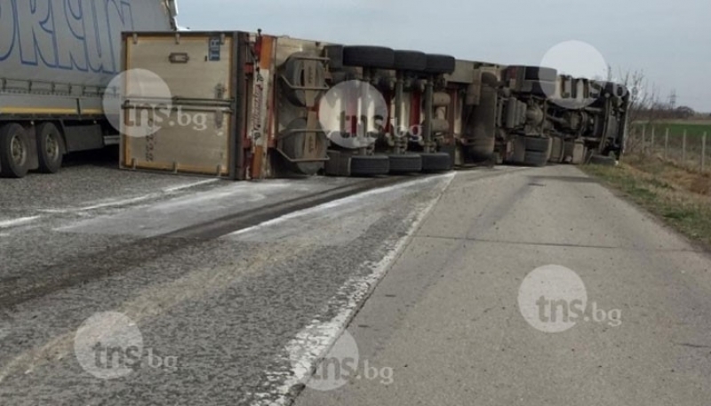 ТИР се преобърна на магистралата за Пловдив