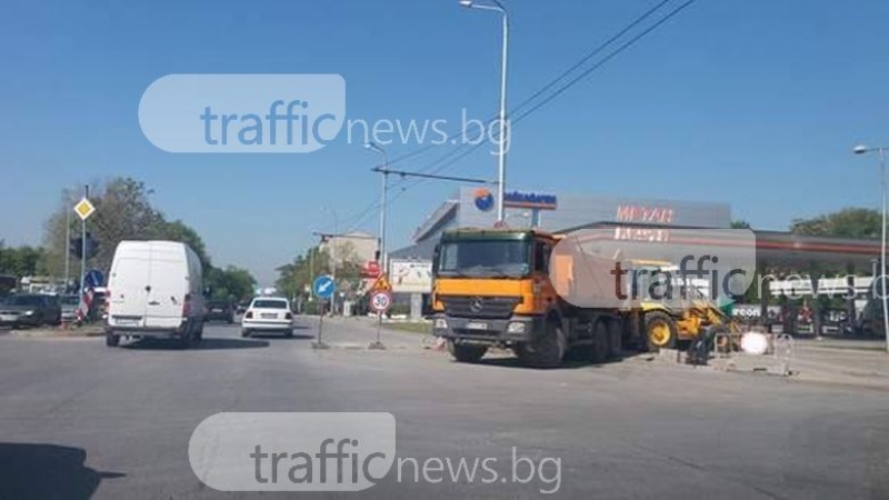 Жестока тапа на основен булевард в Пловдив! Ремонт затвори две от трите ленти СНИМКИ