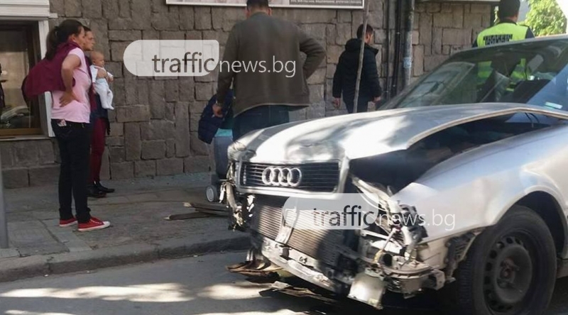 Ауди с бебе вътре се заби в пикап в центъра на Пловдив СНИМКИ