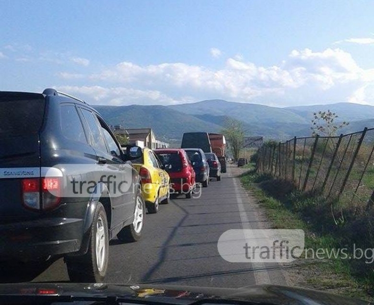 Пловдив тотално се затапи! Колона от коли се точи чак до Овощарския СНИМКИ+ВИДЕО