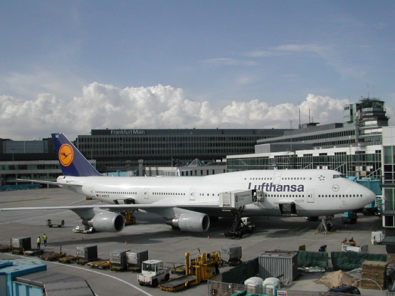 Евакуираха летище в Берлин заради съмнителен пакет