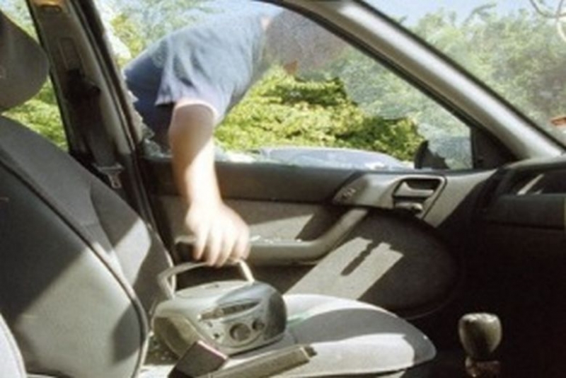 Пловдивчанин сам залови крадец, разбил и отарашил колата му