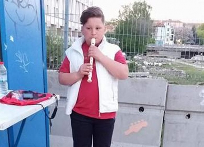 11-годишният Сашо свири на улицата, за да събере пари за болното си братче СНИМКИ