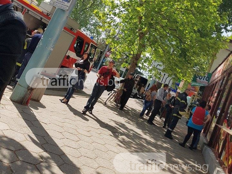 Пожар до гарата в Пловдив! Пламна магазин за готова храна ВИДЕО
