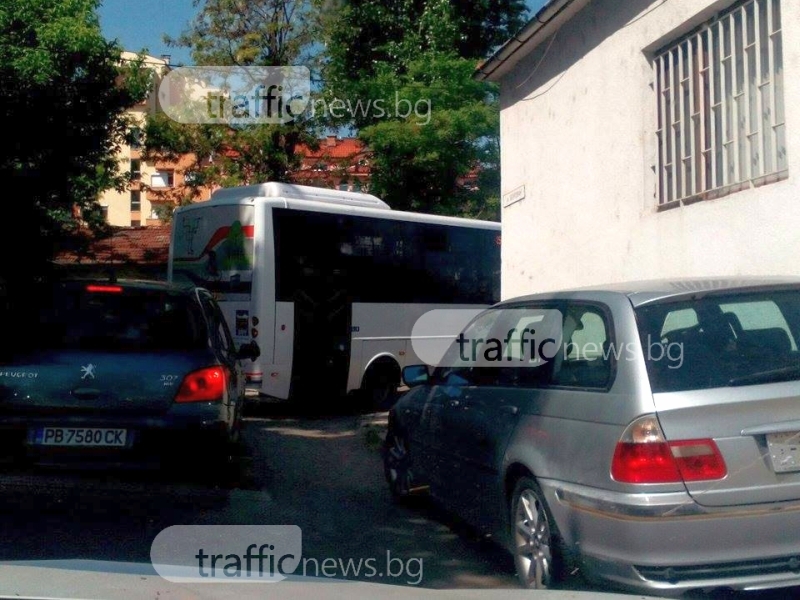 Шофьор на автобус се изнерви от трафика в Пловдив, смени маршрута СНИМКИ
