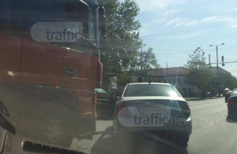 Тир помля мерцедес край Аграрния университет СНИМКИ