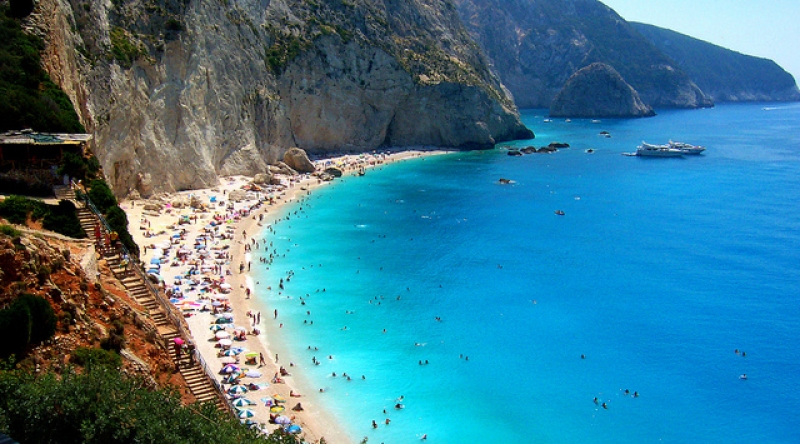 Топ предложение за почивка: Гръцкият остров с най-синя вода в света