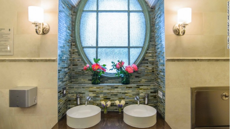 Супер луксозна арт тоалетна отвори врати в Ню Йорк СНИМКА