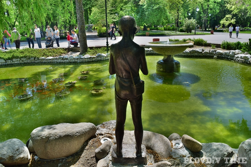 Пловдивчани се захласнаха по Рибарчето в Цар-Симеоновата градина СНИМКИ