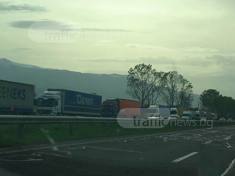 Зверски трафик се очаква днес! Спират камионите по магистралите