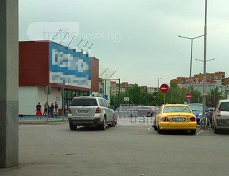 Има ли асфалт - паркинг е! Жена запуши входа на магазин в Пловдив с джипа си СНИМКИ