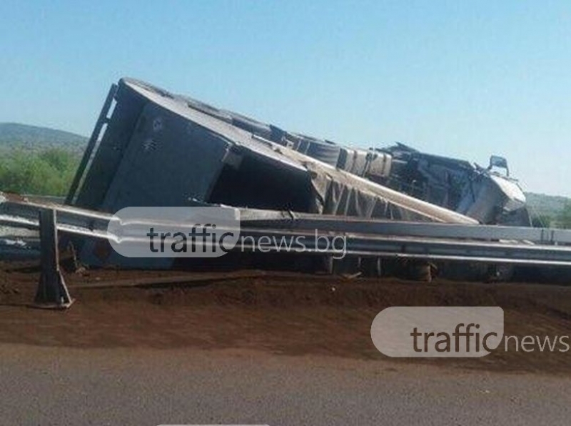 Камион се обърна край Стара Загора, шофьорът загина
