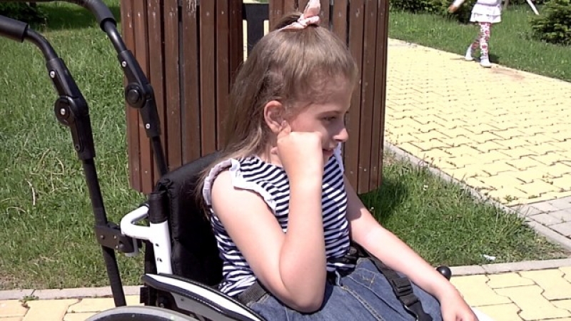 Трети месец 8-годишно дете чака животоспасяваща операция