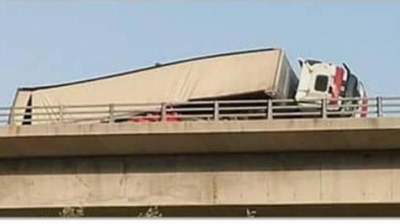 Български тир се обърна в Гърция , затапи движението ВИДЕО