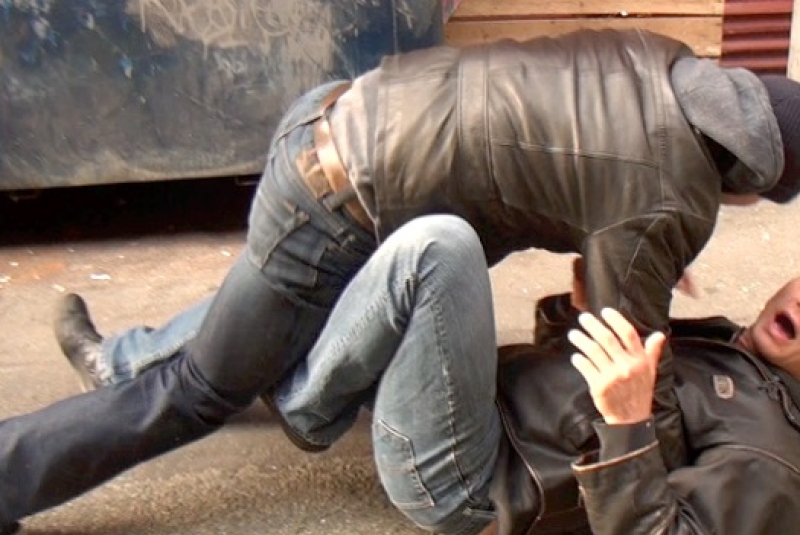 17-годишен е намушкан след сбиване между футболни фенове