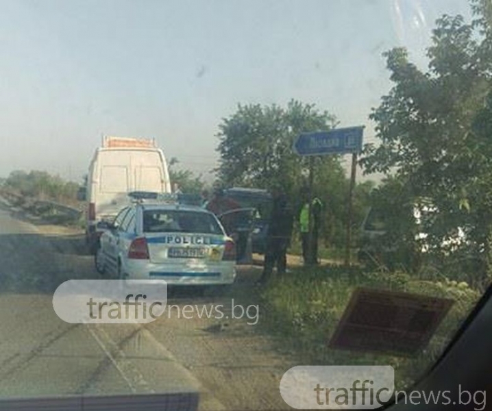 Катастрофа на пътя Пловдив - Асеновград! Линейка и полиция са на мястото СНИМКИ