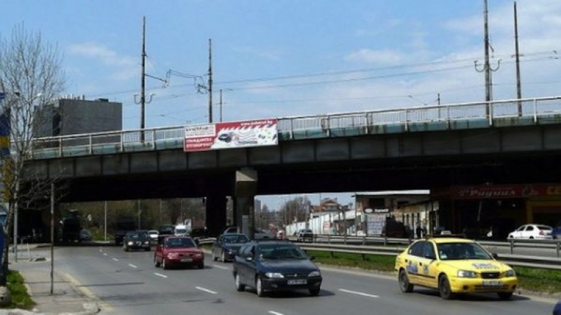 Мъж се хвърли от мост, отнесе го камион