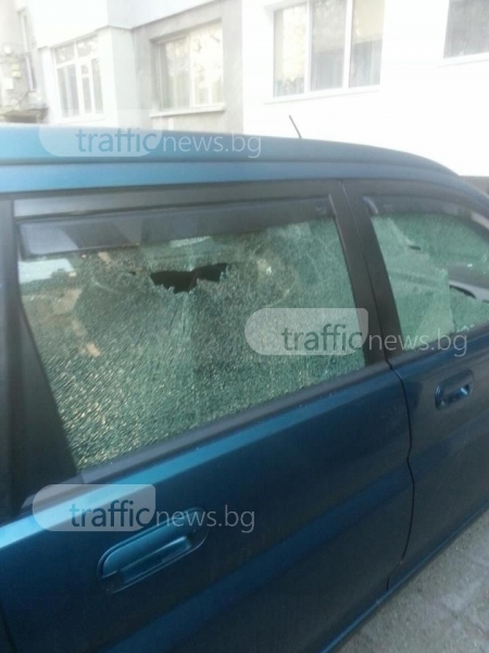 Хонда на  пловдивчанин осъмна “застреляна“ с въздушна пушка, полицаите подозират любовна драма СНИМКИ