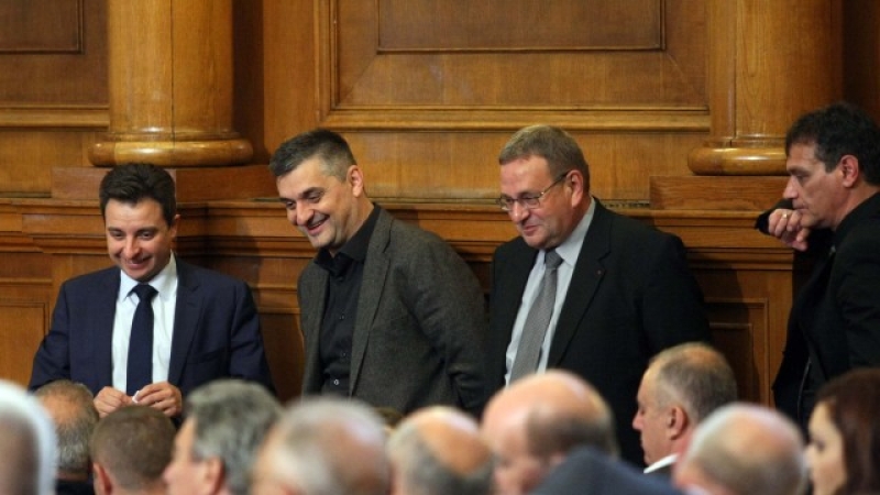 Скандал избухна в парламента за обществените поръчки на АПИ