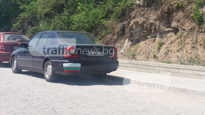 Пловдивчанин смая с патриотизма си! Закърпи си бронята със... знаме СНИМКИ