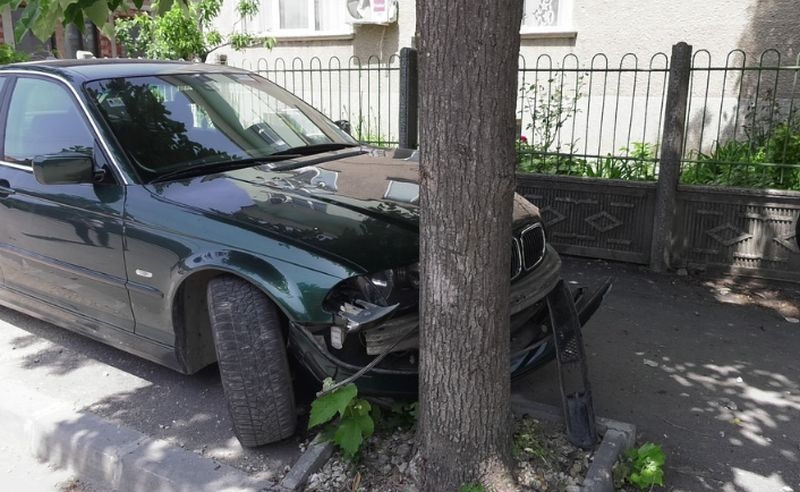 Зрелищна катастрофа! Автомобил отнесе ограда, шофьорът избяга