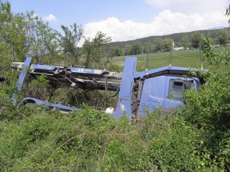 Автовоз се обърна на главния път за Гърция СНИМКИ