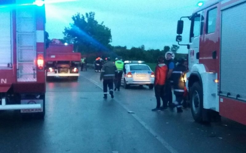 Осем души остават в болница след мелето между тир и автобус