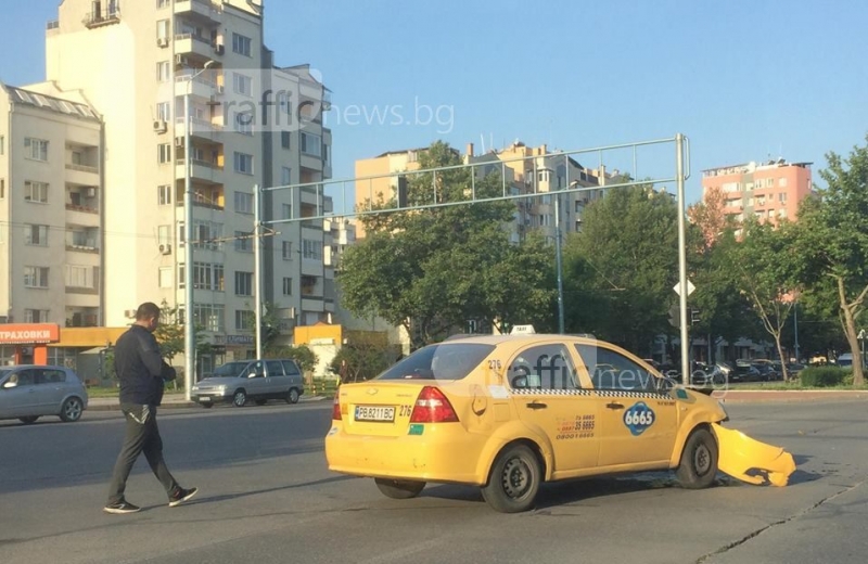 Такси и фолксваген се удариха до кметството в Тракия СНИМКИ
