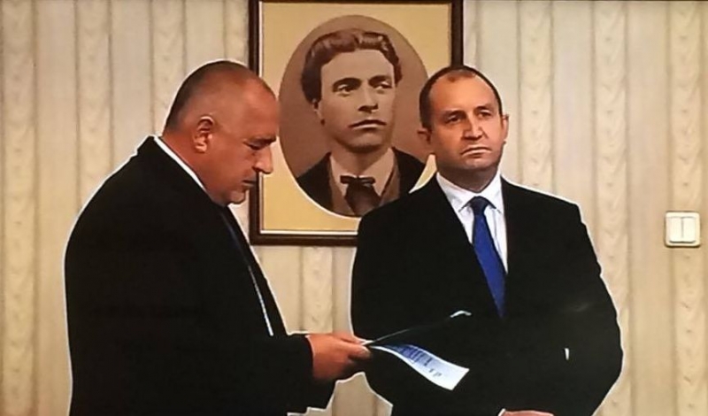 Борисов върна изпълнен мандата на Румен Радев, той го прие