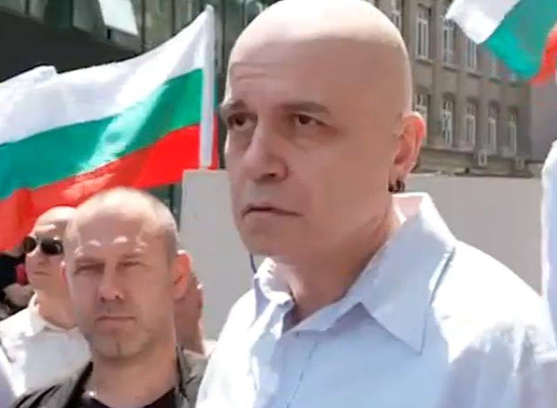 Протестите започнаха: Слави Трифонов е пред парламента! НА ЖИВО