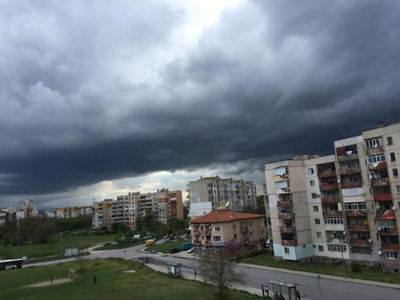 Гръмотевична буря идва към Пловдив, обявиха жълт код за опасни валежи СНИМКИ