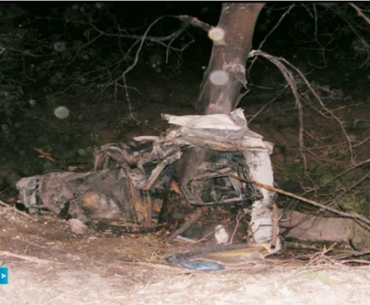 Зверска катастрофа! Трима изгоряха след удар на колата им в дърво