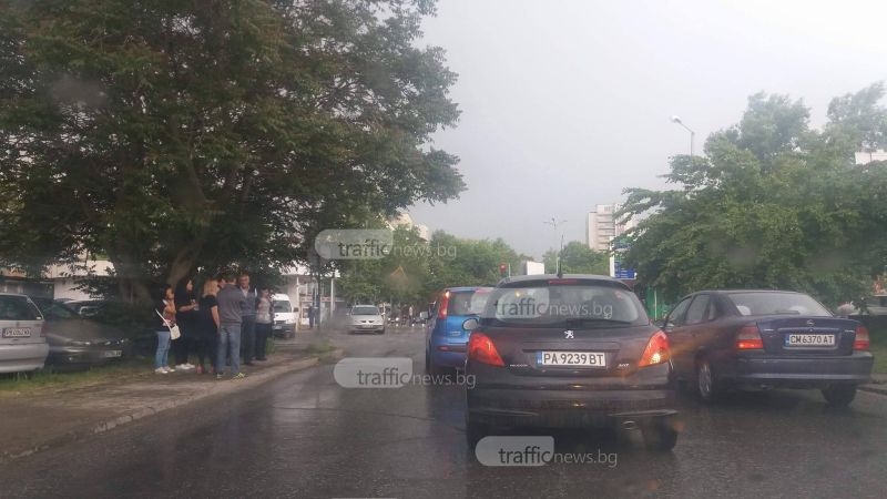 Първи жертви на дъжда: Две коли се чукнаха в Смирненски СНИМКИ
