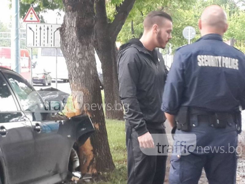Зрелищна катастрофа в Пловдив! Момче с BMW се вряза в дърво СНИМКИ