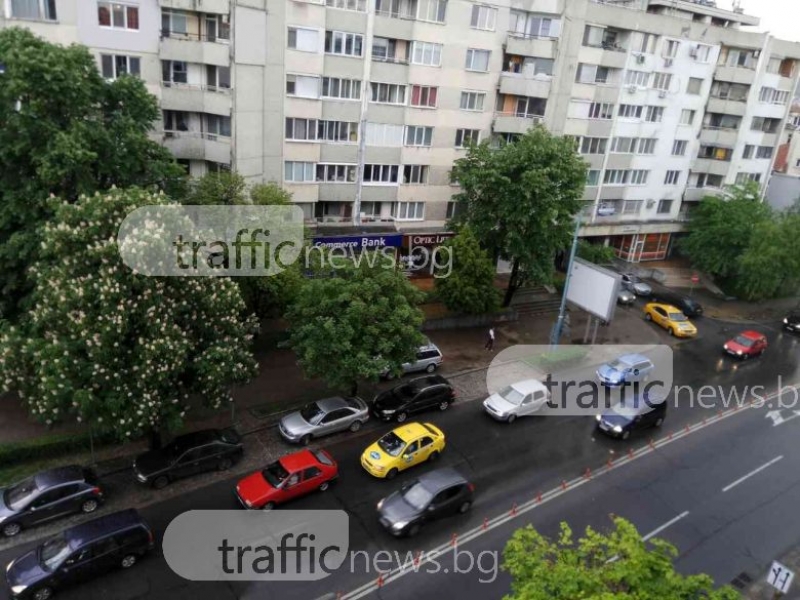 Автобус закъса на “Шести септември“ в Пловдив и предизвика задръстване СНИМКИ