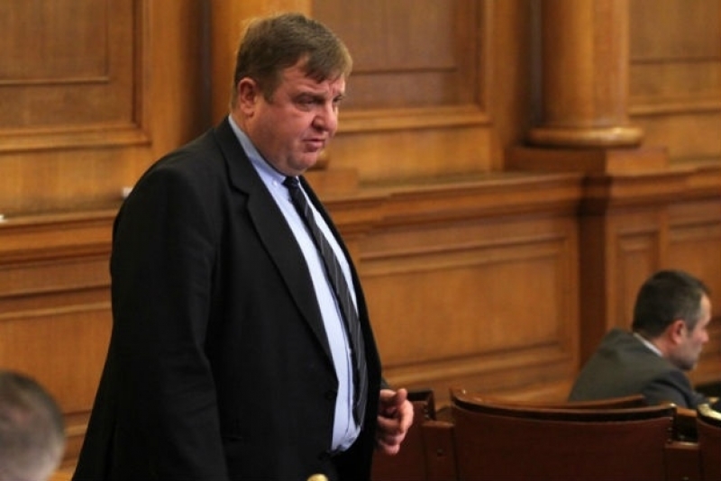 Новият военен министър: Привърженик съм на наборната военна служба