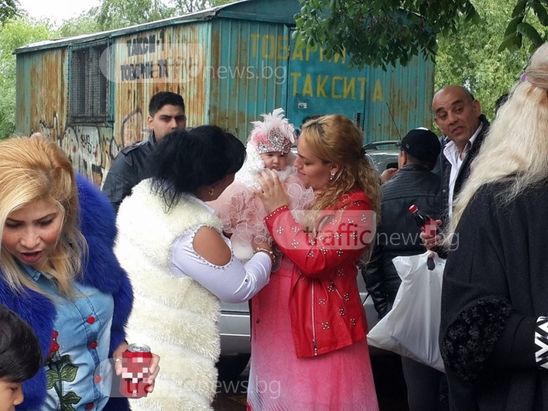 Върнаха “откраднати“ бебета в Пловдив в началото на ромския Гергьовден СНИМКИ
