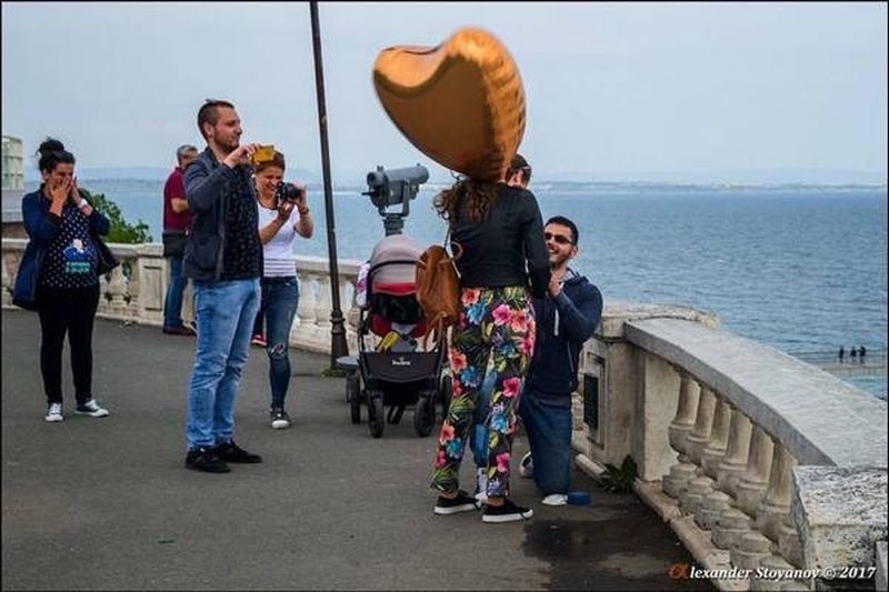 Романтика! Тя каза “Да“ на своя любим пред погледите на десетки минувачи СНИМКИ