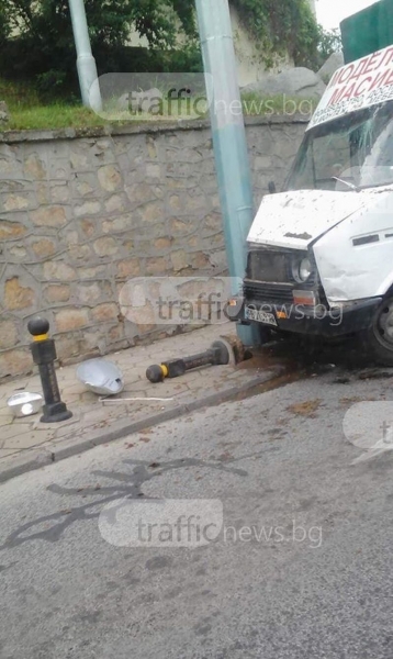 Катастрофа в центъра на Пловдив! Камион се заби в стълб след Тунела СНИМКИ