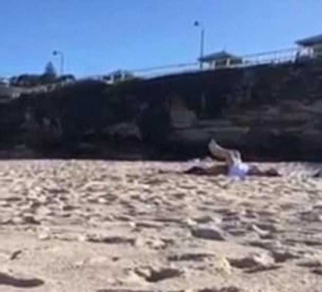 Похотлива двойка прави секс на плажа посред бял ден ВИДЕО
